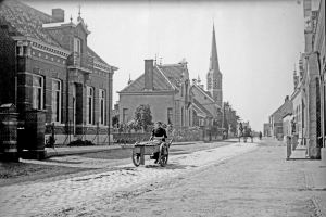 December 1901: Ossendrecht DorpsstraatTweede huis van links villa princesse Paulina(scan van glasnegatief)